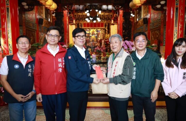 陳其邁傳遞新年祝福 民眾熱情帶超人力霸王公仔合照