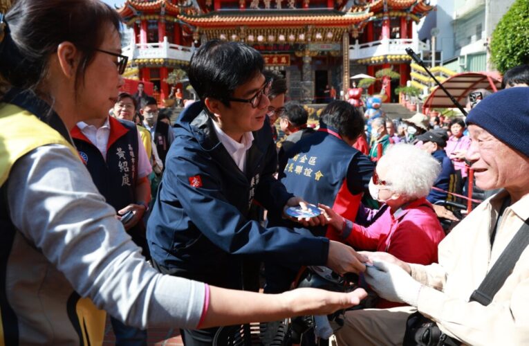 高市長陳其邁展開新春祈福行程 傳遞新年祝福 民眾熱情帶超人力霸王公仔合照