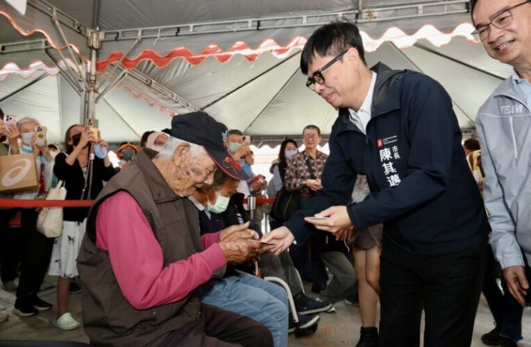陳其邁率隊走春參香行程  馬年開運紅包民眾搶領