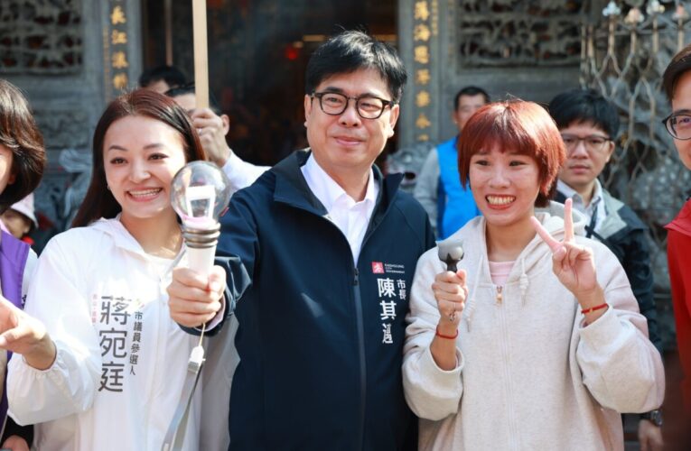 高市長陳其邁走春祈福發送開運小紅包 感謝中央及議會支持共創永安繁榮