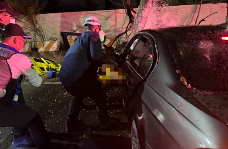 自小客車自撞消防栓 駕駛送醫不治 車內2乘客無生命危險