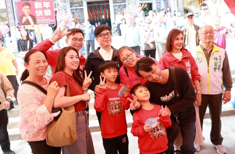 迎新納福喜迎馬年 高市長陳其邁正月初一參香7廟宇分送開運紅包