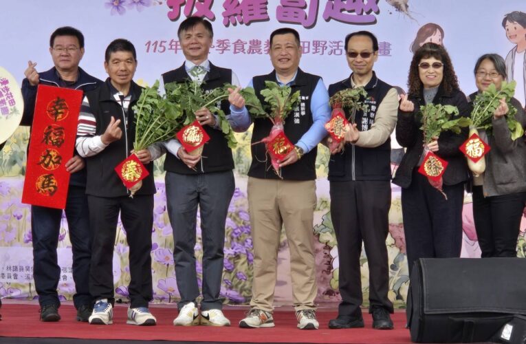 拔蘿蔔也要「拔詐」　烏日警深入田野推動年節防詐宣導