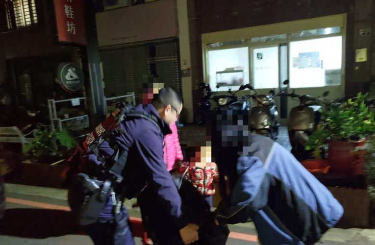 臺中婦人深夜迷途推孫外出　警即時協助平安返家