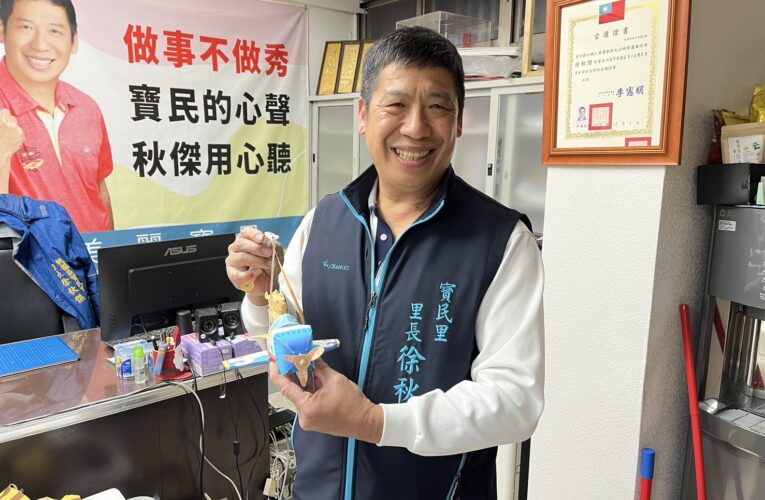 飛機燈籠象徵航空城起飛　桃園寶民里發600份元宵燈籠人潮爆滿