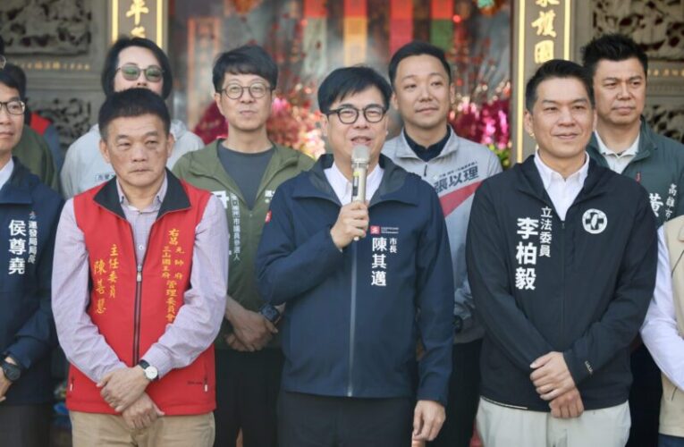 陳其邁小年夜廟宇參拜行程緊湊  八間宮廟發紅包賀新年