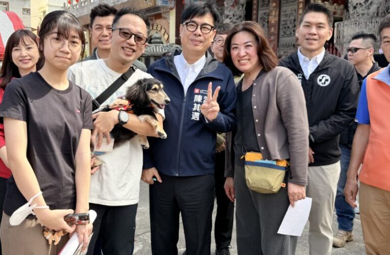 陳其邁小年夜走春參拜8間廟宇  發送開運紅包與民眾同慶新春