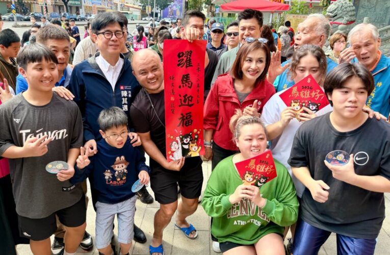 小年夜走春5區8廟 陳其邁祈願國泰民安、向市民拜年祝賀新年快樂