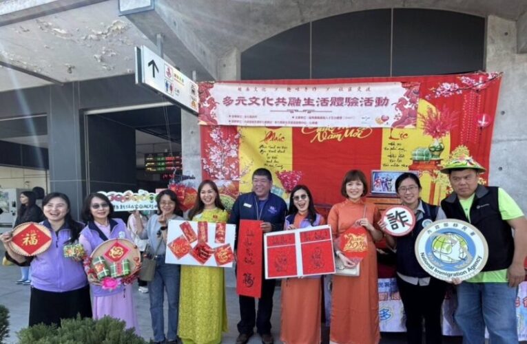 彰化車站年味濃　移民署攜手新住民刷出駿馬奔騰贈愛人