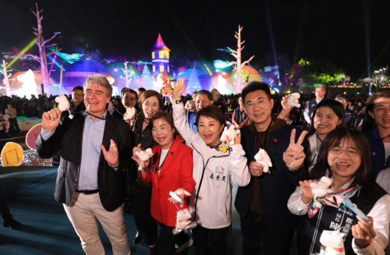 中台灣燈會震撼登場　「極光下的姆明谷」點亮台中夜空