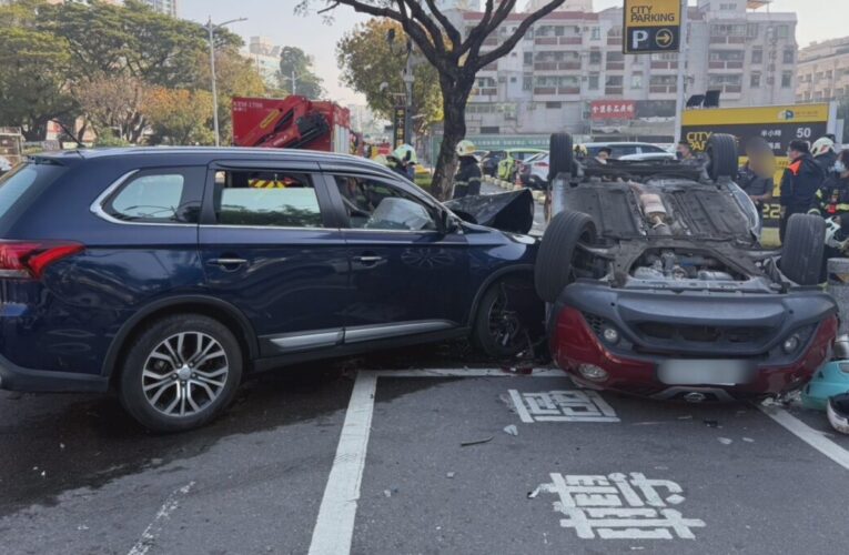 自小客車被撞翻肚 高雄五福、和平路口三車碰撞2傷送醫