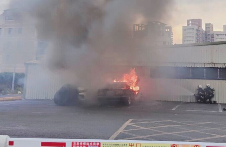 發動26年老車卻冒濃煙竄火 車主急搬物品仍波及鄰車
