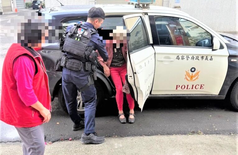 疲憊老婦迷失街頭　八掌警平安護送助返家
