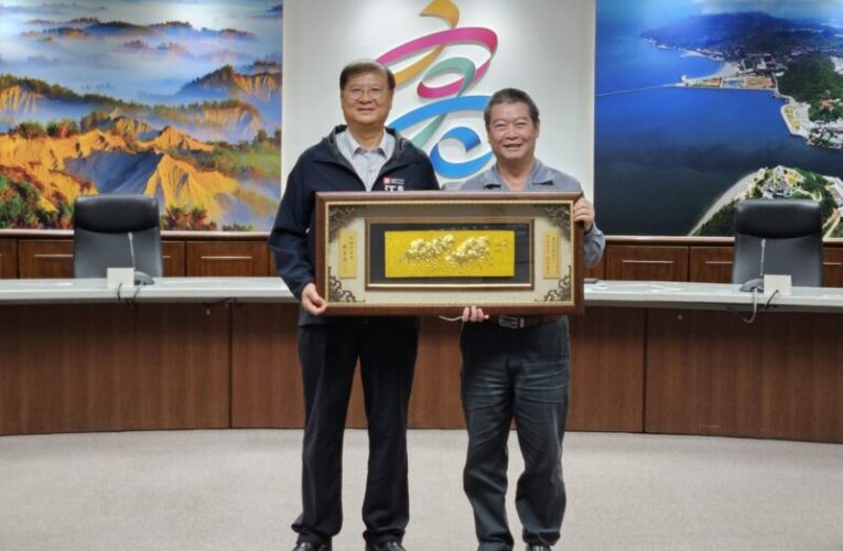 高市府勞工局召開勞工自治委員會 頒發新聘聘書並致匾感謝委員長期貢獻