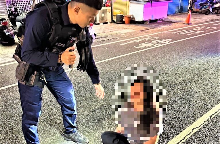 情緒失控坐臥車道　八掌警耐心開導化解危機