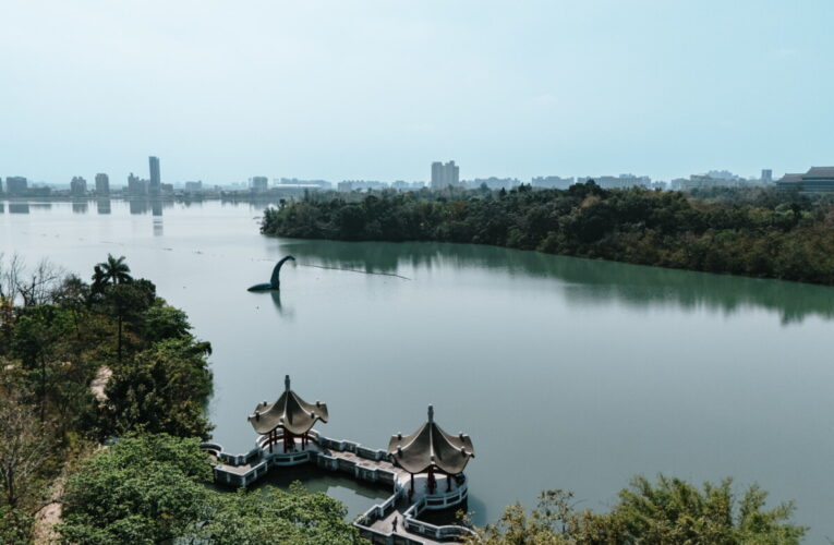 高雄澄清湖不明大型生物入侵！? 「2026高雄兒童節－恐龍酷樂園」驚喜彩蛋水中巨獸現身！