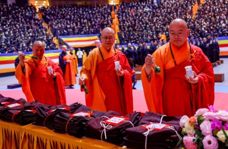 萬人齊聚小巨蛋皈依受戒 清淨善念祈願世界和平