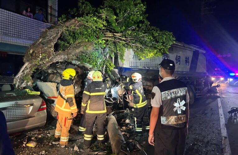 凌晨失控撞進民宅！高雄大貨車自撞電桿釀停電　駕駛送醫不治