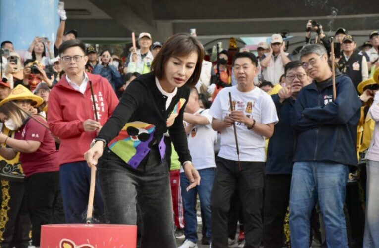 苗栗白沙屯拱天宮媽祖來到旗山 邱議瑩「鑽轎底」祈求國泰民安