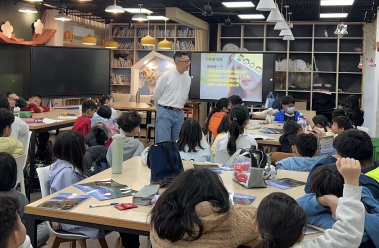 台中AI超人飛到東勢新成國小 「優客李林」李驥化身AI導師助陣