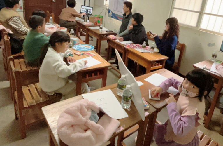 校園舊課桌椅再利用 東勢地政活化百年老屋、打造溫心協商空間