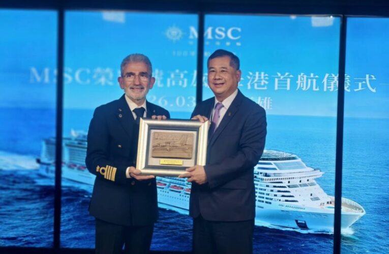 高雄港再現雙郵輪入港盛況 亞洲最大地中海榮耀號首航高雄