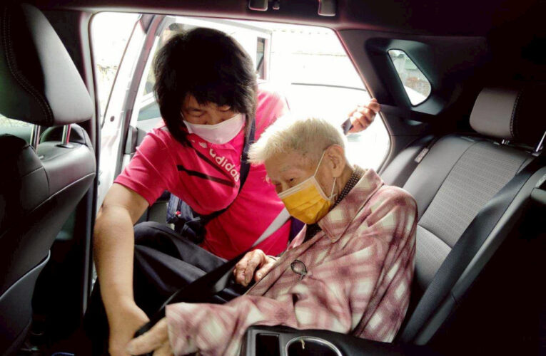 屏東榮服處社區組長簡美芳主動關懷助榮民就醫 