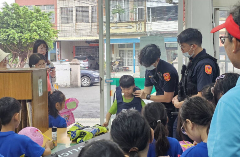 元宵踩街學童體驗警裝備  枋寮分局宣導防詐氣氛熱絡