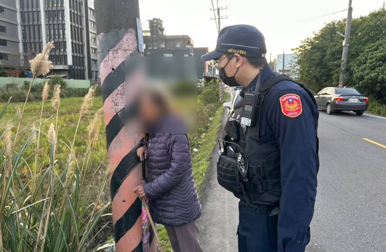 抱電桿發抖！78歲失智老婦拄拐杖徒步7公里迷途 平鎮員警即刻救援助返家