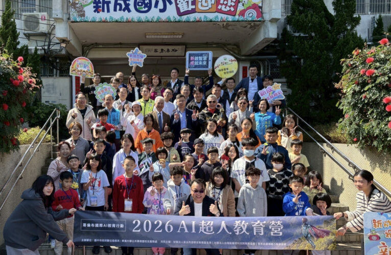 「優客李林」李驥、「豆腐教授」沈中元引領山城學童開唱  化身AI超人接軌未來