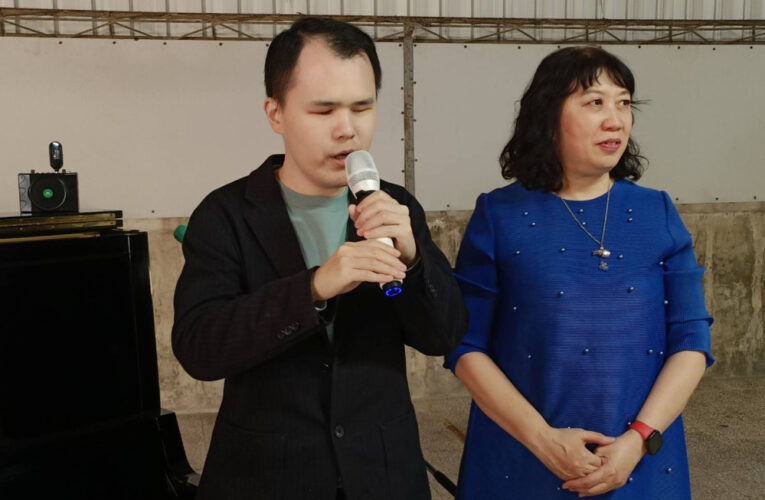 樂齡成果展溫暖登場 視障鋼琴家許哲誠攜手學員共奏樂音