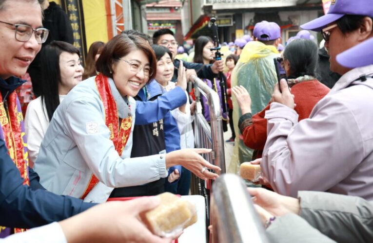 南投受天宮元宵擔桃再現   許縣長與信眾共享「食平安」