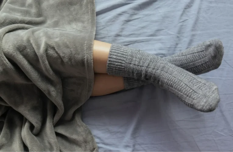 春天後母臉溫差劇烈如何睡個好覺？ 告別踢被著涼與手腳冰冷  歐盟認證可機洗法蘭絨毯成換季寢具首選