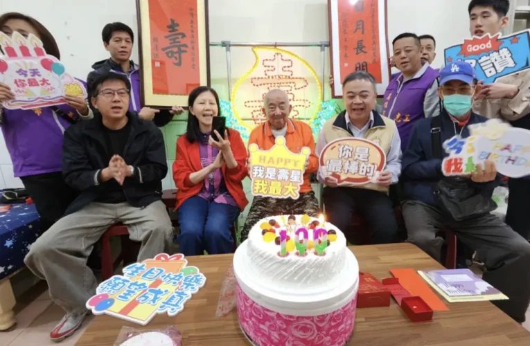 高雄市榮服處　為百歲榮民管爺爺慶生