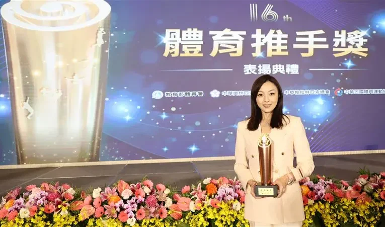 舊愛新歡？王定宇與名媛劉怡萱同進出　否認婚外情但自爆已離婚