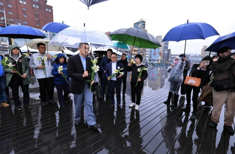 海洋廣場拋百合追思　基隆紀念二二八79週年