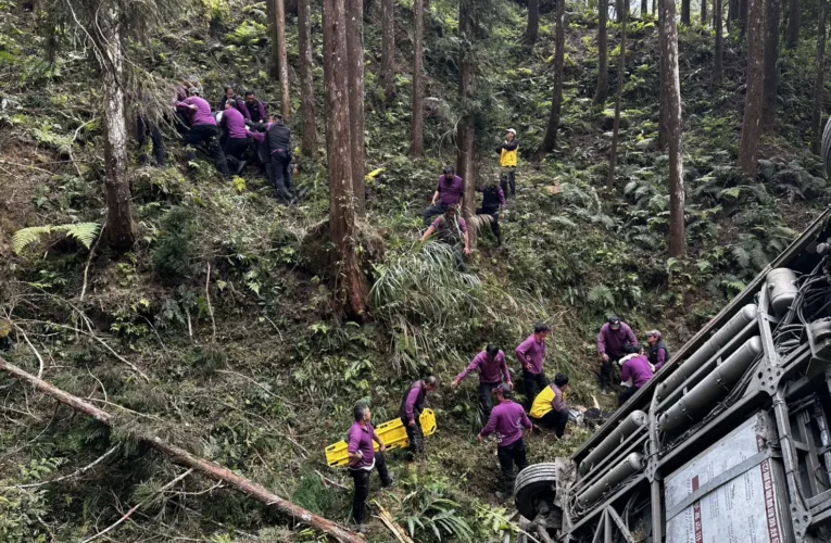 南投杉林溪遊園車突墜山谷　造成8人輕重傷送醫　其中1人頭部重創不治