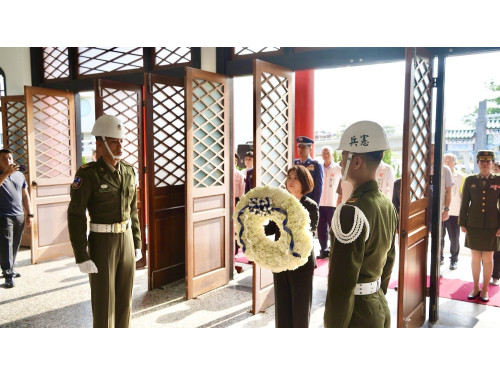 白玫瑰傳遞思念 屏東春祭溫暖致意烈士遺族