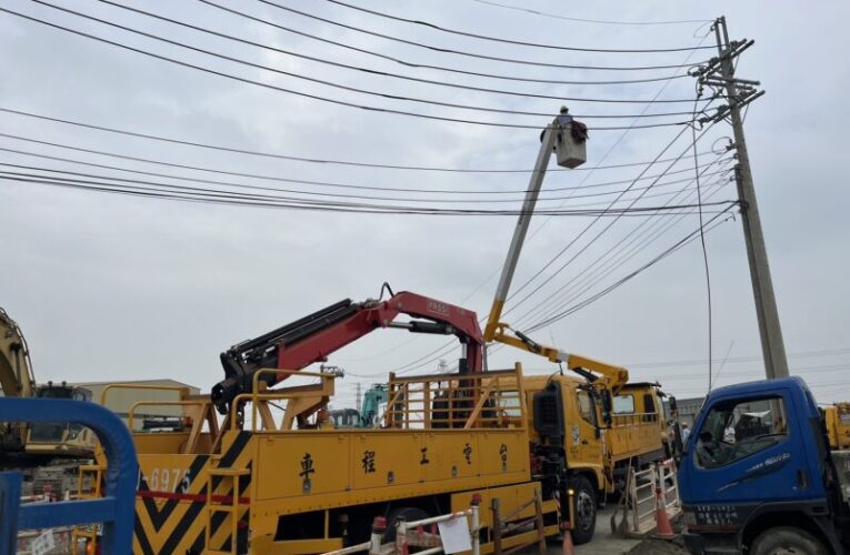 移動式起重機吊掛誤觸電線致仁武瞬間跳電　 高市水利局要求八涳橋工地停工檢討並依約重罰