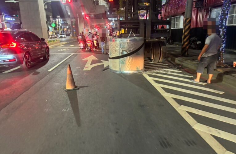 鋼捲未捆牢煞停掉落路面 岡山警迅速到場疏導並依法開罰