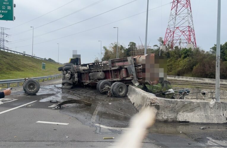 曳引車交流道口碰撞翻覆 岡山警迅速到場疏導交通並依法開罰