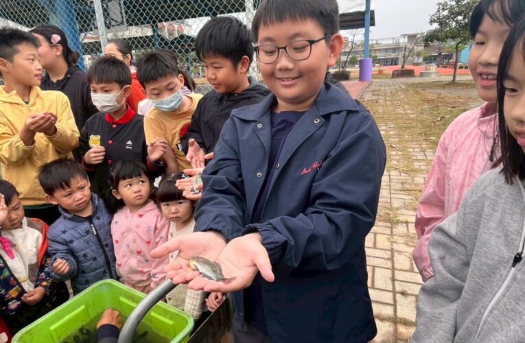永安國小活化廢棄魚塭 放養魚苗打造賞鳥與防蚊兼顧的生態教室