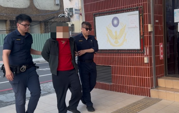 高雄男子疑精神狀況不佳毀損路邊車輛及充電樁　警方依法送辦