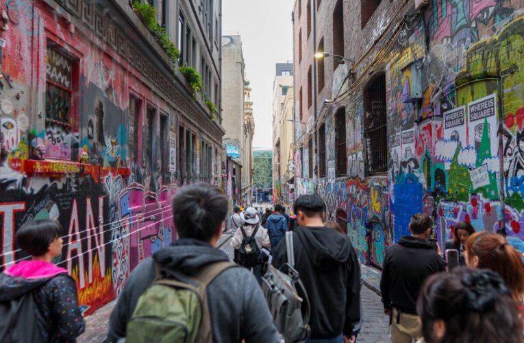 高雄市議長康裕成率議會城市交流參訪團於墨爾本展開參訪行程