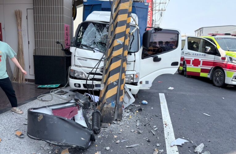 大寮鳳林三路自撞事故 波及電桿晚間前搶修復電約800戶受影響
