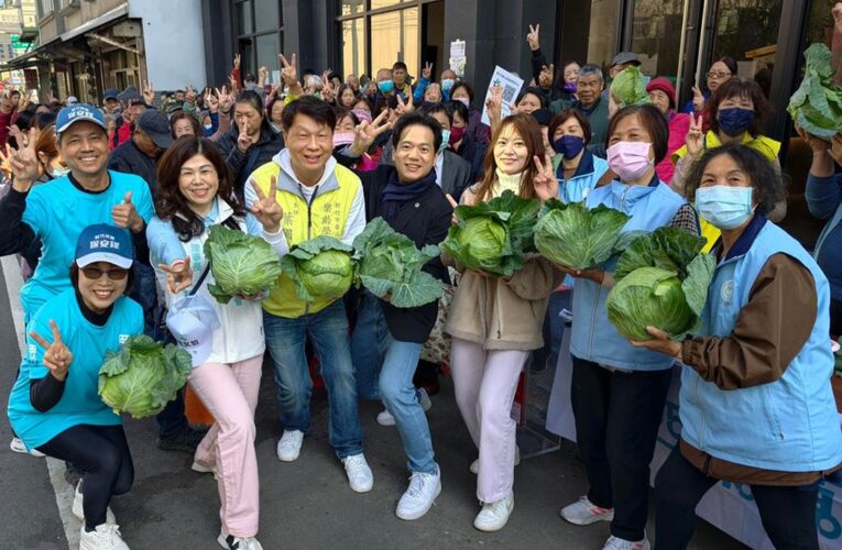 「10元換高麗菜送暖香山」500顆半小時發放完畢助青農也助弱勢