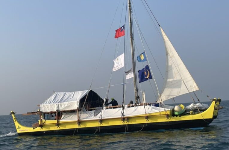 高師大師生出海迎接帛琉「無私分享號」航入高雄