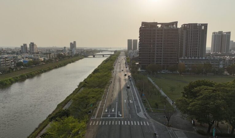 楠梓援中路刨鋪　設置停車帶保護型自行車道與左轉車道提升交通安全