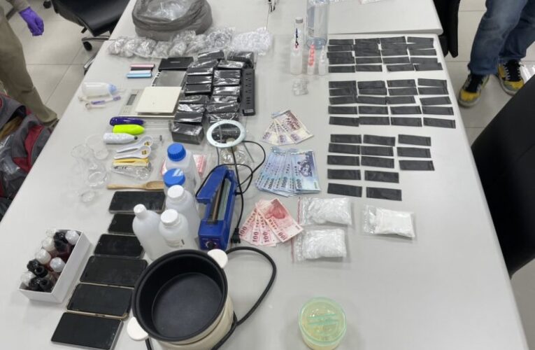 通緝犯擁槍枝涉販毒          警犁庭掃穴逮獲送辦