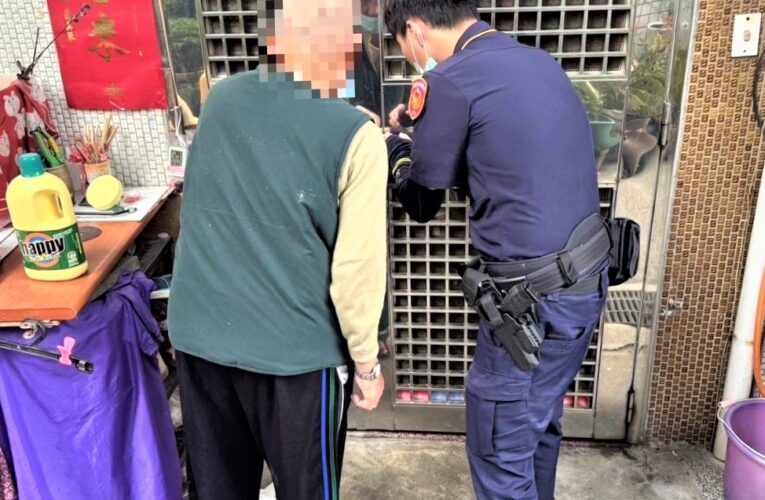 老翁身體不適  公園警護送返家